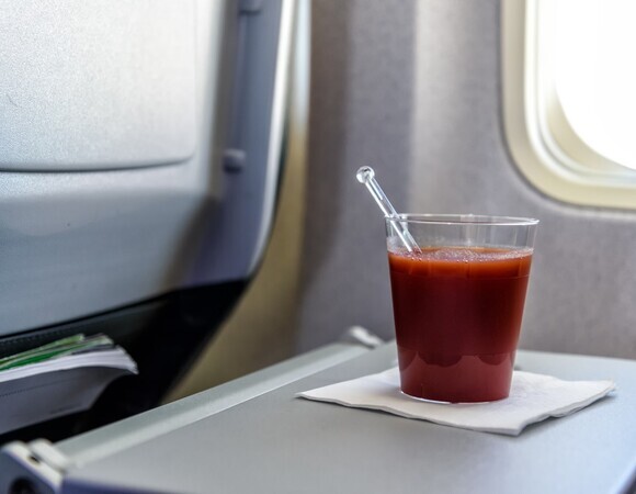 Стало известно, почему в самолете дают томатный сок Стало известно, почему в самолете дают томатный сок