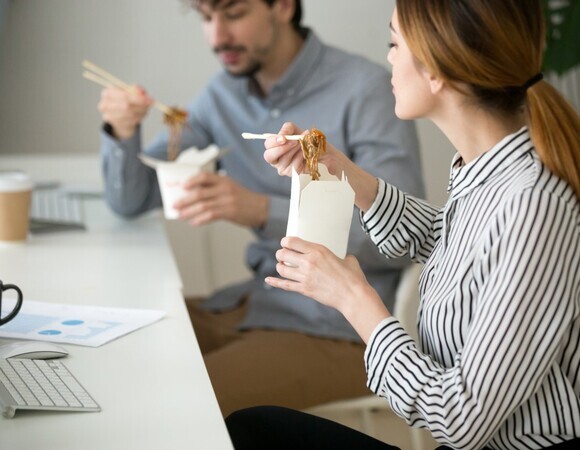 Почему некоторые люди едят и не толстеют? Объяснила эндокринолог Почему некоторые люди едят и не толстеют? Объяснила эндокринолог