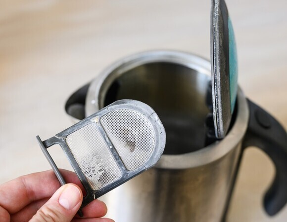 Эксперт рассказал, как накипь в чайнике вредит здоровью Эксперт рассказал, как накипь в чайнике вредит здоровью