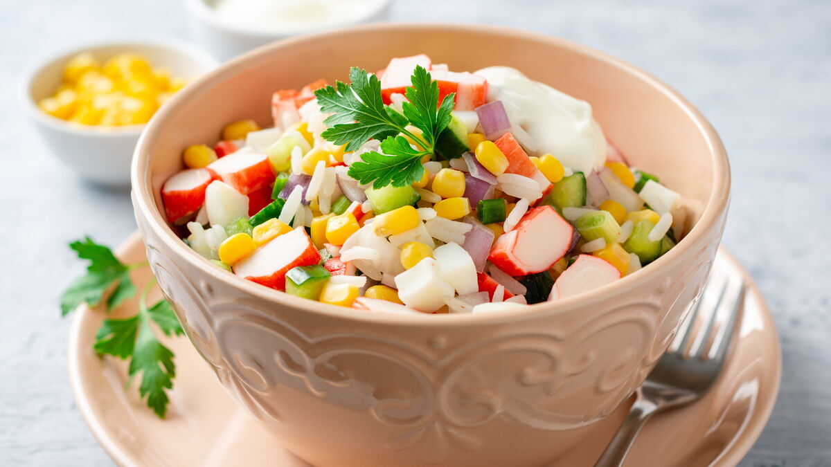 Крабовый салат с кукурузой: сколько калорий в любимом блюде Крабовый салат с кукурузой: сколько калорий в любимом блюде