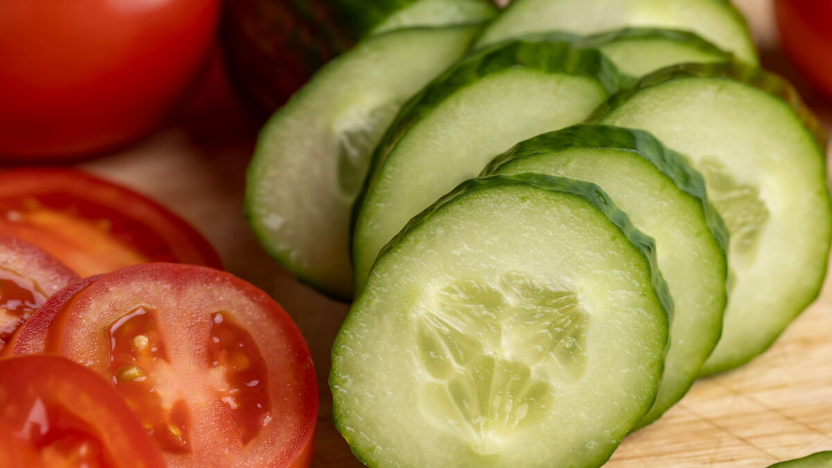 Стало известно, нужно ли удалять семена из помидоров и огурцов