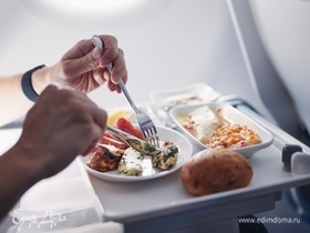 Глаз не сомкнете: названа еда, от которой стоит отказаться во время полета