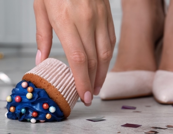 Работает ли «правило пяти секунд»? Эксперт сказал, что будет с организмом, если есть еду с пола