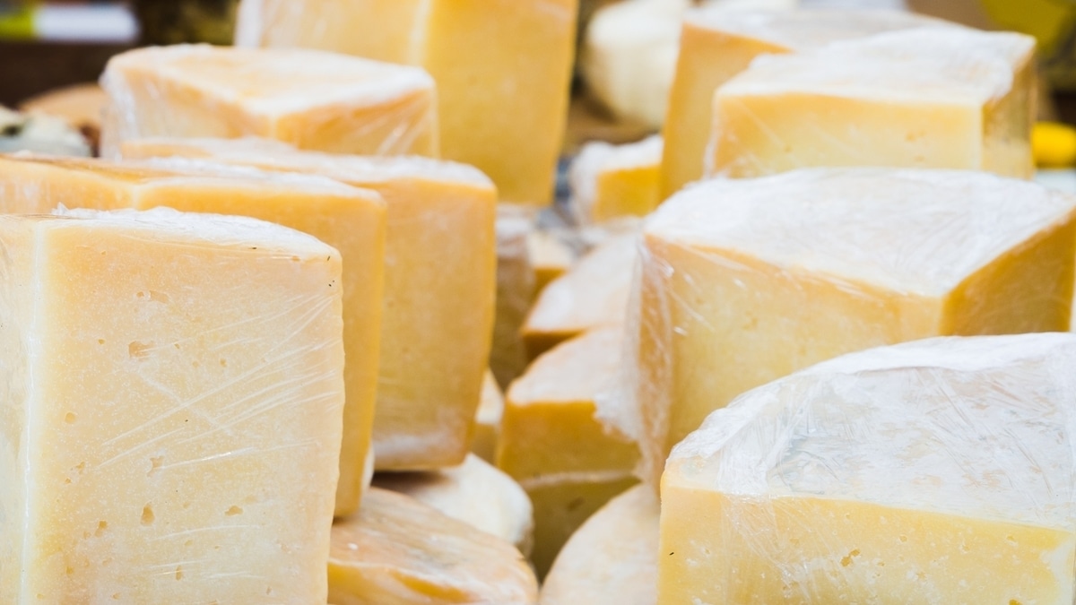 Антибиотики в составе и подозрительный привкус: Роскачество представило рейтинг «Голландских» сыров