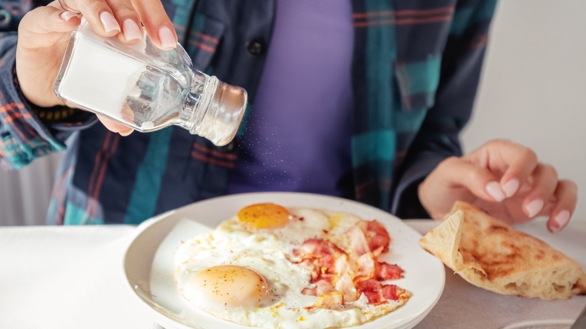 От гастрита до инсульта: врач перечислила болезни, которые вызывает соль