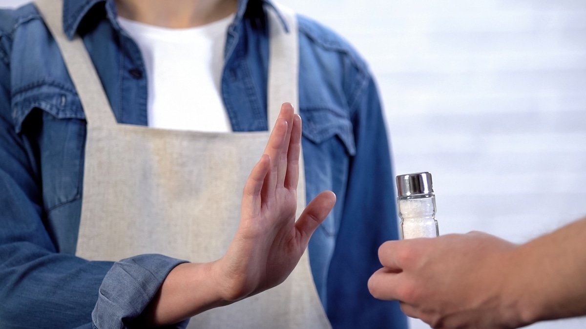 Кардиолог Хохлов рассказал, чем можно заменить кулинарную соль