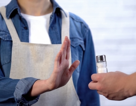 Кардиолог Хохлов рассказал, чем можно заменить кулинарную соль