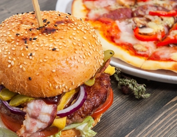 В России спрогнозировали рост цен на пиццу и бургеры В России спрогнозировали рост цен на пиццу и бургеры