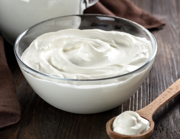 Отказаться, нельзя есть: врач сказала, кому противопоказана сметана