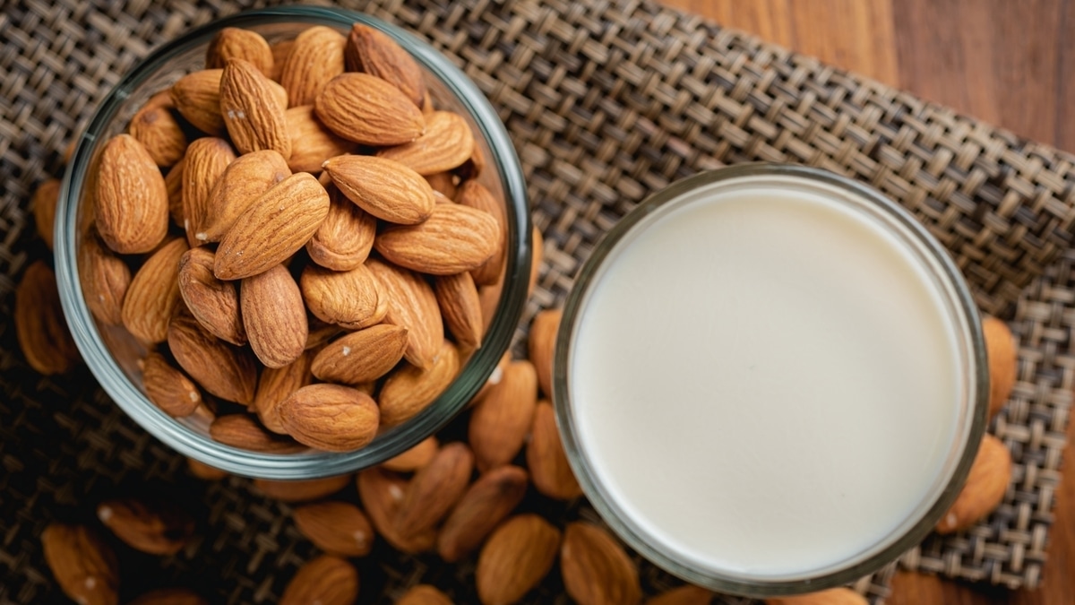 Малышева сказала, чем миндальное молоко лучше коровьего 