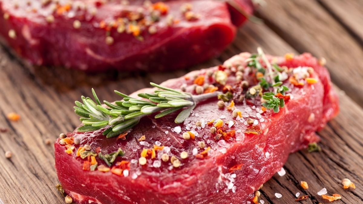 Диетолог назвала виды мяса и рыбы, которые можно есть в сыром виде