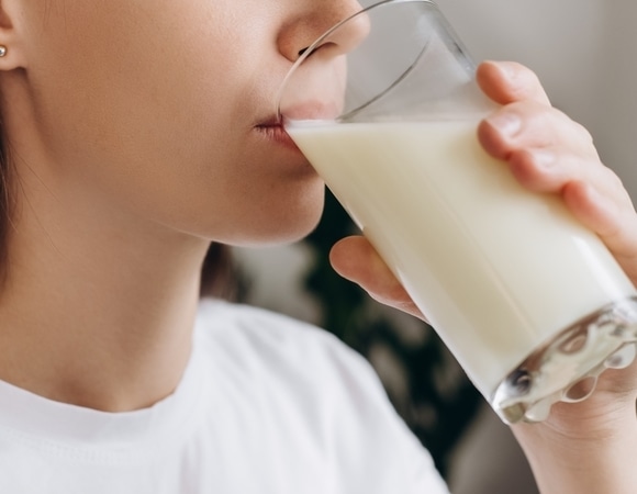 «Взрослым оно не нужно»: что думает врач об отказе от животного молока 