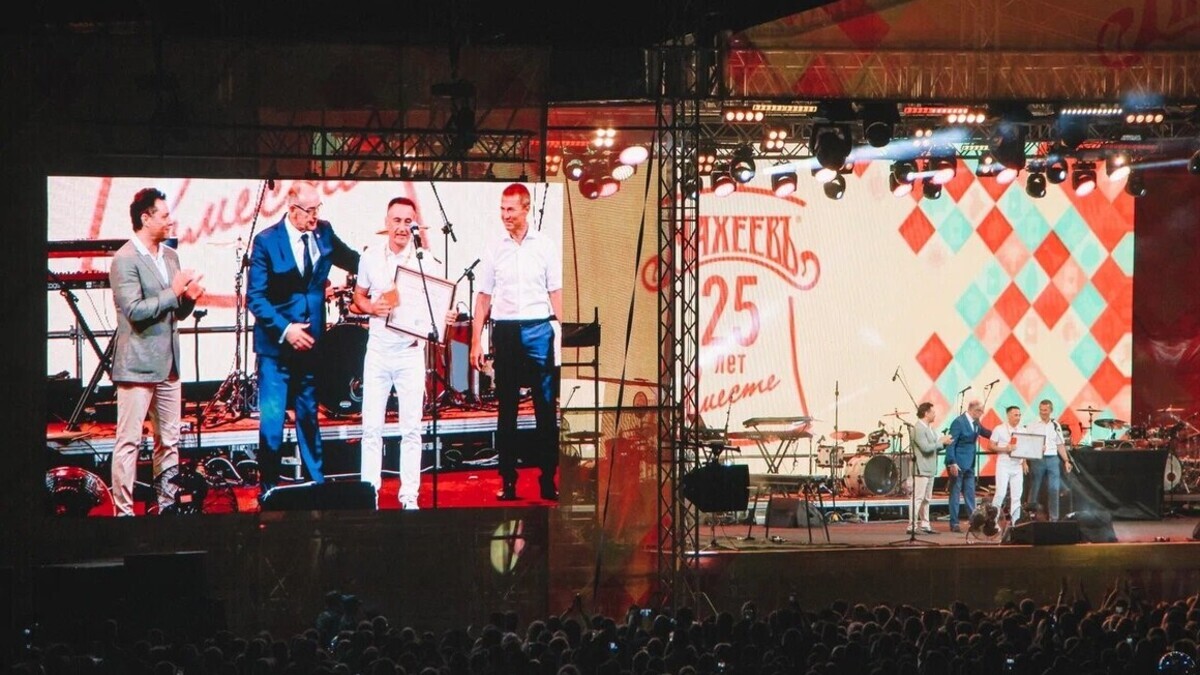 Концерт на 80 тысяч человек, почетные гости и повышение зарплаты сотрудникам. Все о праздновании юбилея бренда «Махеевъ»