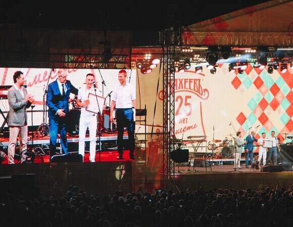 Концерт на 80 тысяч человек, почетные гости и повышение зарплаты сотрудникам. Все о праздновании юбилея бренда «Махеевъ»