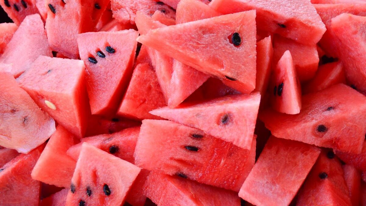 Диетолог посоветовала специально есть арбуз с семечками: зачем?