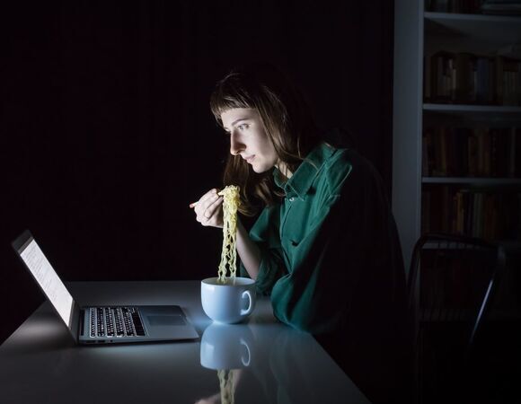 Не ешьте, если хотите сберечь желудок и выспаться — врач назвала худшее время для ужина 