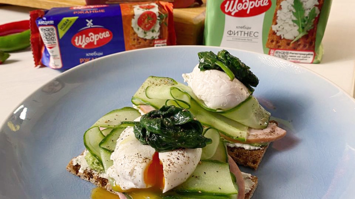 Олег жарит! Хлебцы со сливочным сыром, ветчиной и яйцом бенедикт