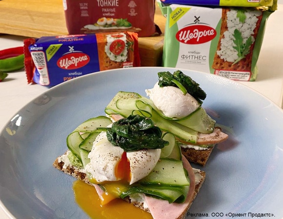 Олег жарит! Хлебцы со сливочным сыром, ветчиной и яйцом бенедикт