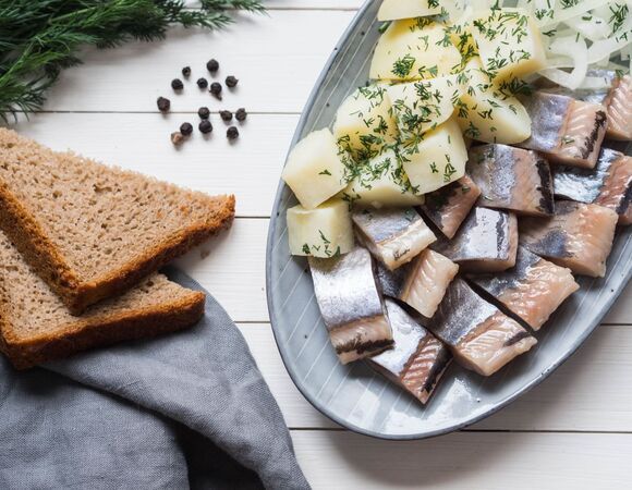 Доктор Королева сообщила, кому опасно есть селедку 