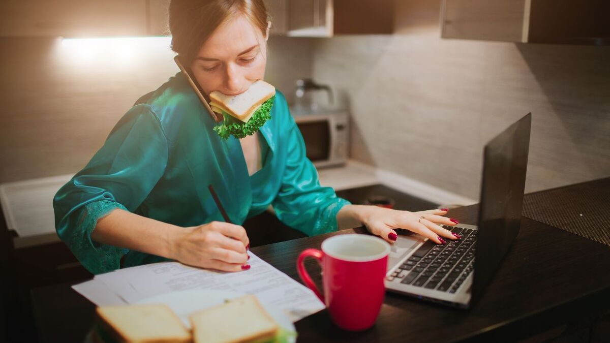 Ученые: на удаленке люди съедают по 800 лишних калорий в день