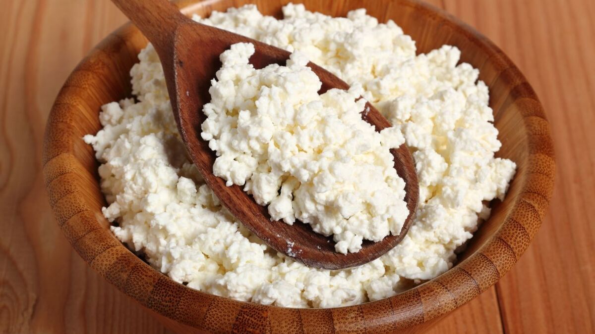 Куда деть просроченный творог: выбросить или использовать на кухне? 