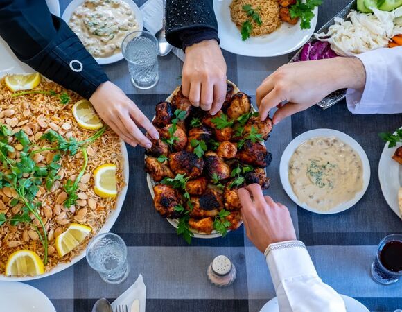 Почему есть руками вкуснее, чем приборами? 