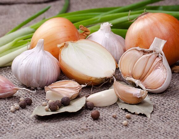 Минздрав посоветовал есть на завтрак лук и чеснок
