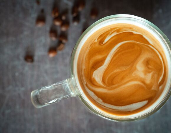 Кофе с молоком защищает кости, мышцы и мозг: в каком количестве его пить? 