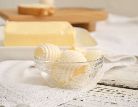 Лечит легкие и улучшает кровь: диетолог Мухина перечислила важные свойства сливочного масла 