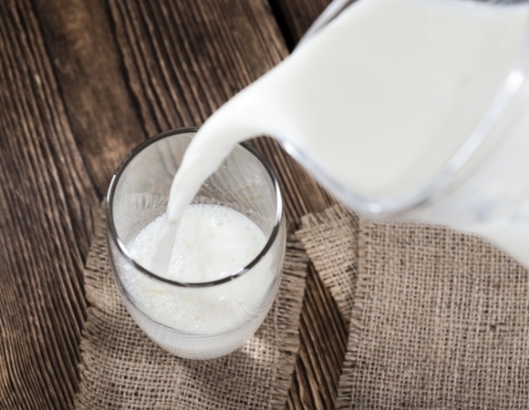 С какими продуктами опасно сочетать молоко — отвечает врач 