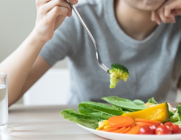 Врач составила идеальное меню для подростков: чему в рационе не место?