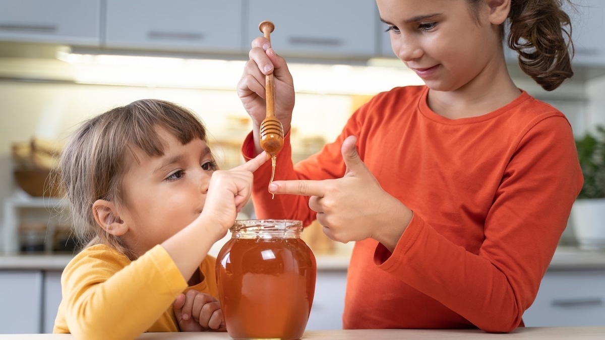 Врач объяснила, почему мед вреден для детей 