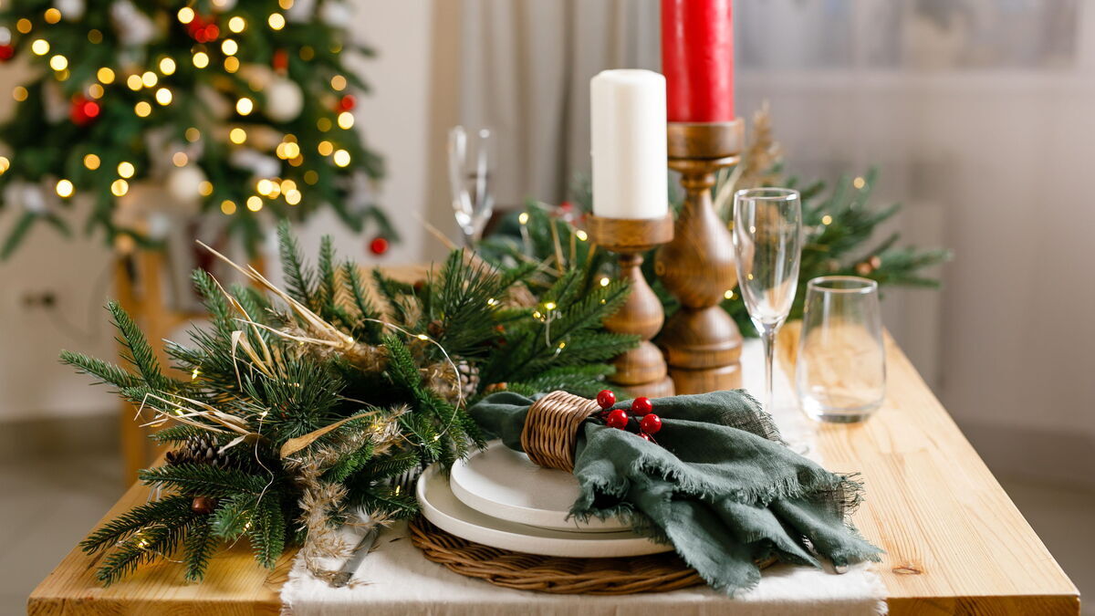 Как украсить новогодний стол — 2024: встречаем год Дракона правильно