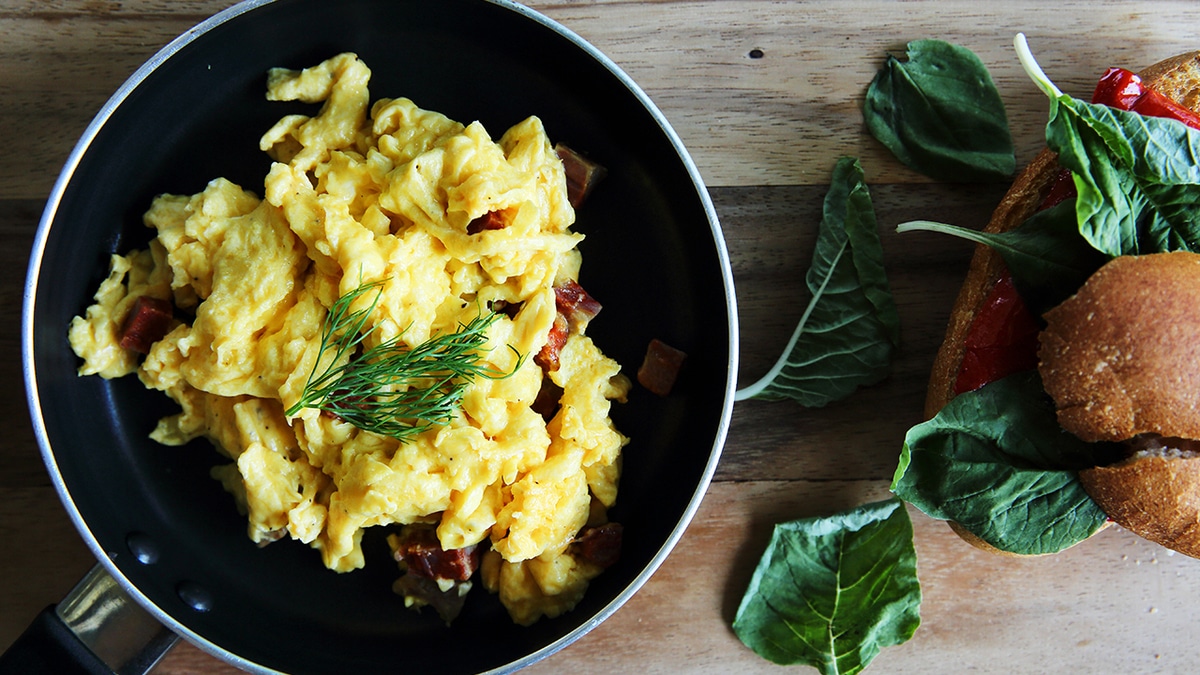 Какие продукты нельзя добавлять в яичницу?