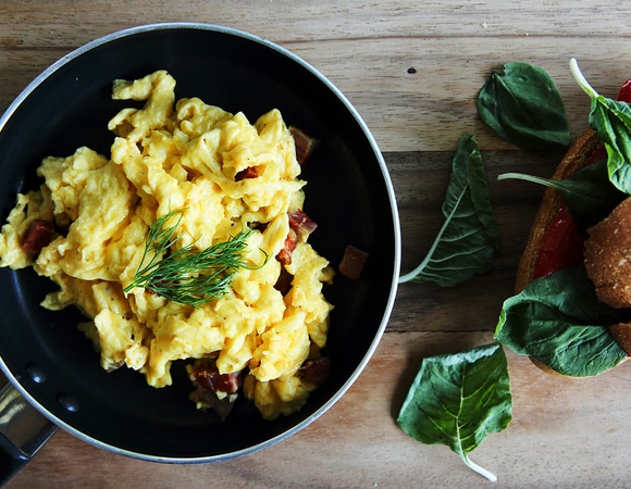 Какие продукты нельзя добавлять в яичницу? Какие продукты нельзя добавлять в яичницу?