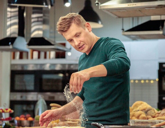 Приготовить сочные котлеты — легко: шеф-повар Александр Белькович раскрыл свой секрет