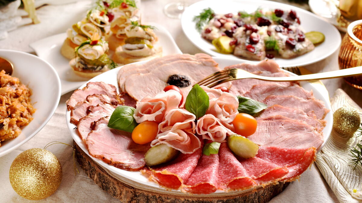 Праздничные нарезки на новогодний стол: правила и тонкости красивой подачи