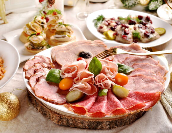 Праздничные нарезки на новогодний стол: правила и тонкости красивой подачи
