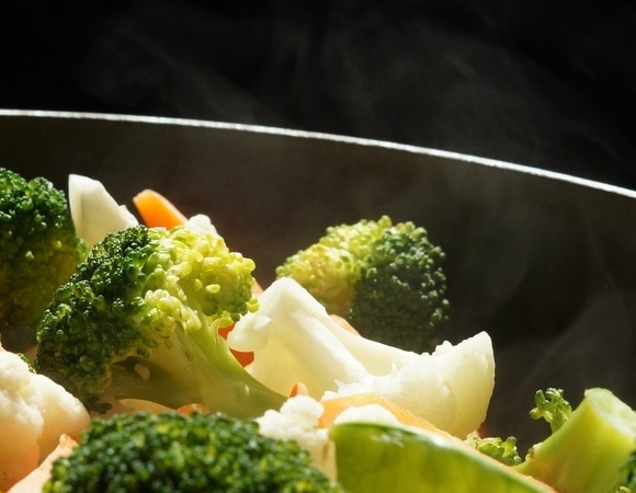 Медик ответила, какой способ приготовления овощей — самый безвредный