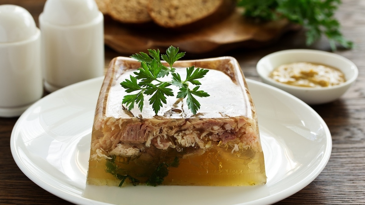 Лечит от похмелья и куриной слепоты: названы главные «плюсы» холодца 