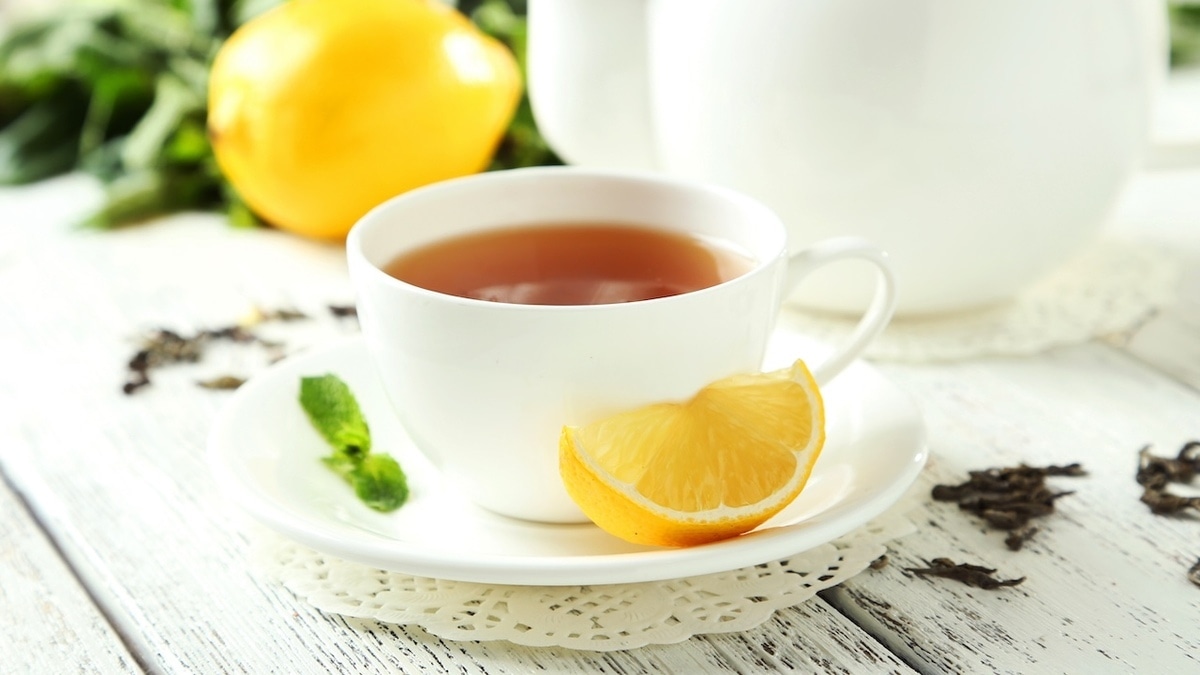 Врач призвал исключить чай с лимоном и полоскание содой — привычки вредят больному горлу 