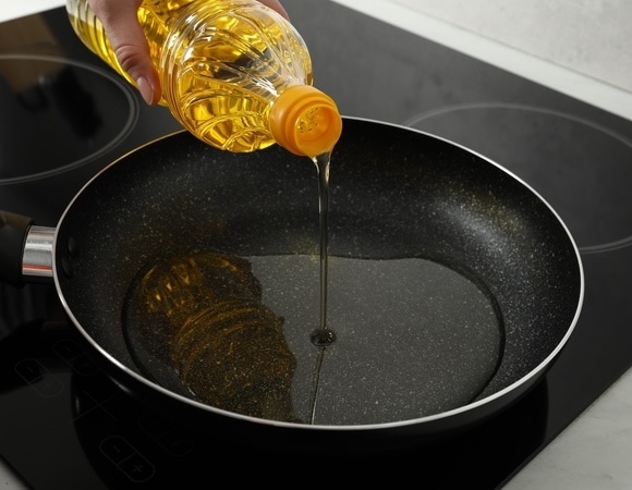Эксперты назвали самое вредное масло для жарки