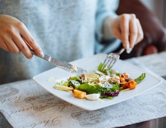 Сколько раз в день нужно есть — врач уверен, что точно не три 