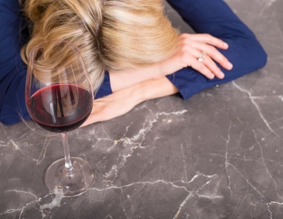 Ученые выяснили, почему от красного вина болит голова Ученые выяснили, почему от красного вина болит голова