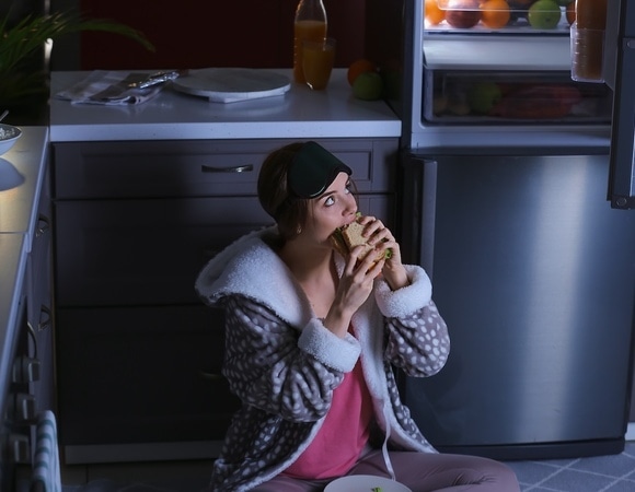 Стало известно, как противостоять спонтанному ночному перееданию 