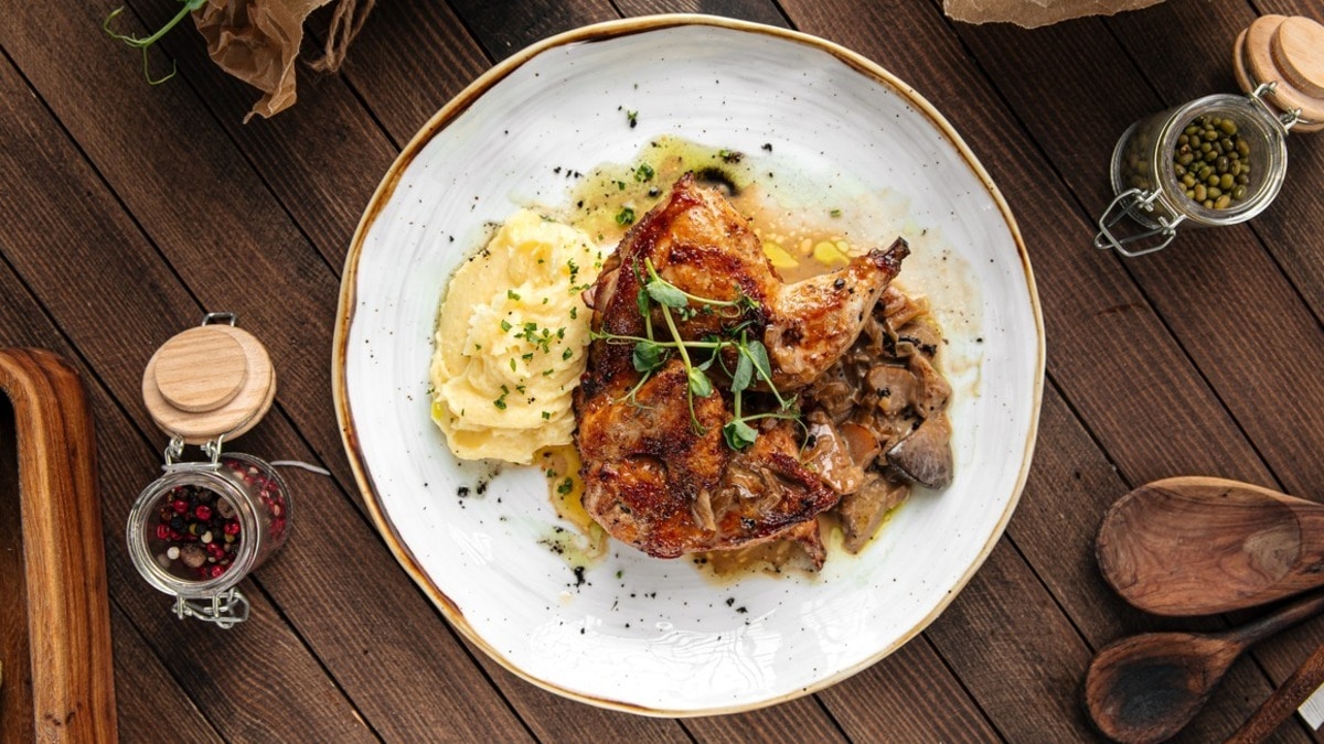 Вкусно, как у бабушки: почему запеченная курица с картошкой улучшает настроение Вкусно, как у бабушки: почему запеченная курица с картошкой улучшает настроение