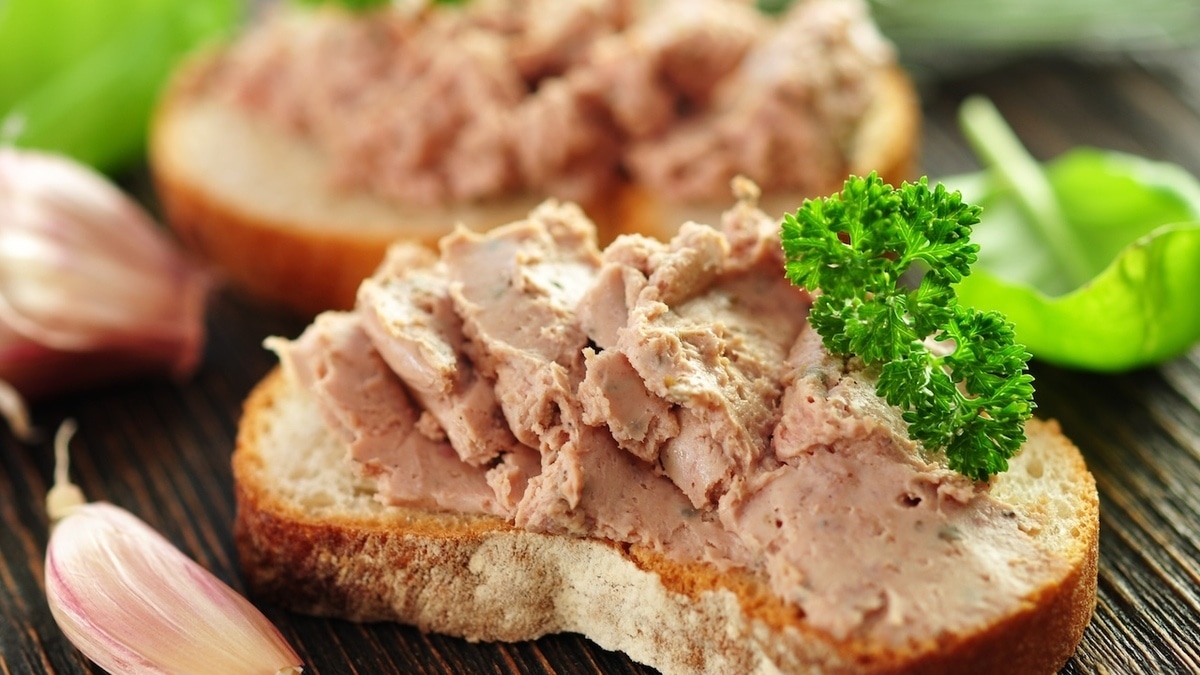 Пригодятся зимой: врач назвала неожиданные свойства сала и паштета