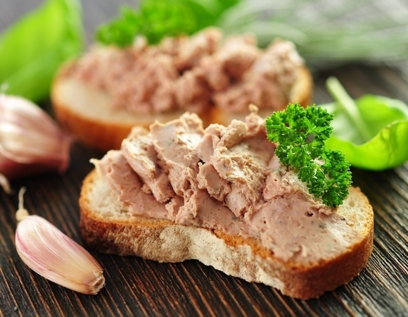 Пригодятся зимой: врач назвала неожиданные свойства сала и паштета