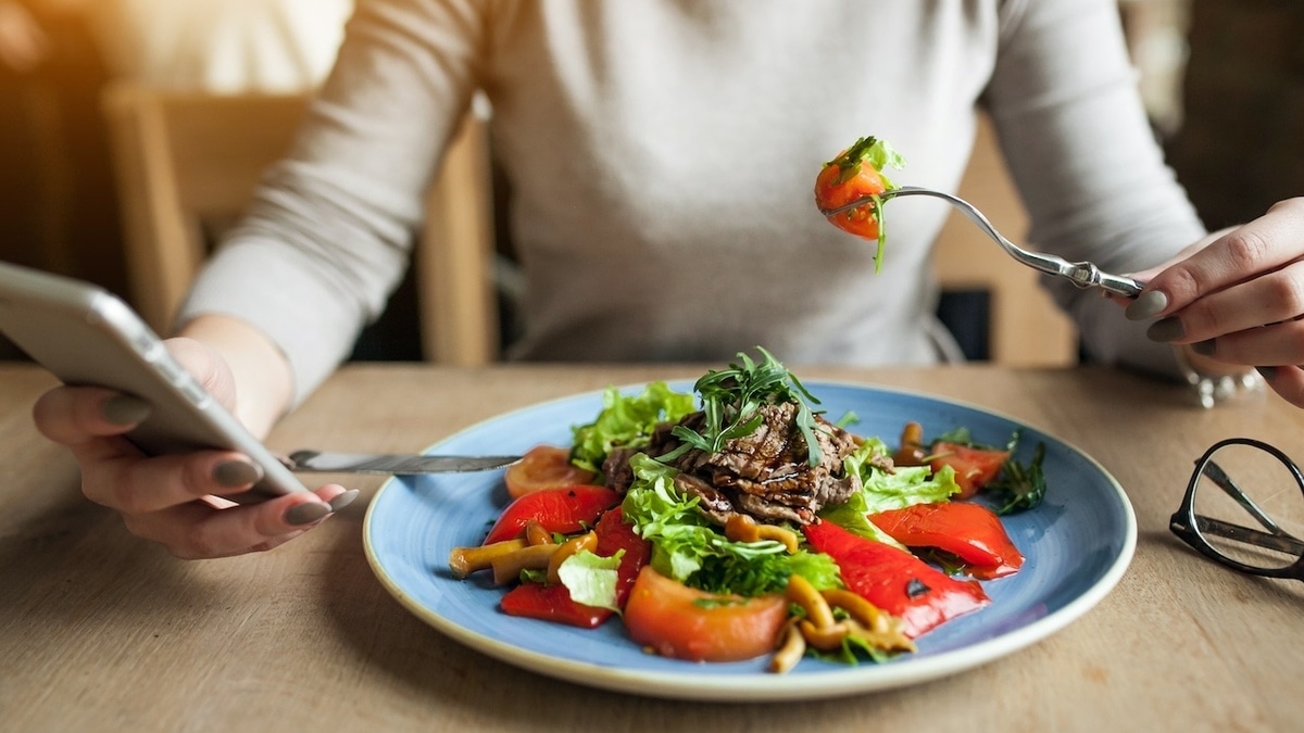 Гаджеты, стресс и уловки магазинов: названы основные причины переедания 