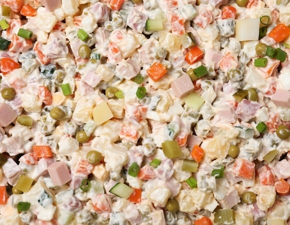 Оливье по-новому: диетолог Соломатина раскрыла свой полезный рецепт салата 